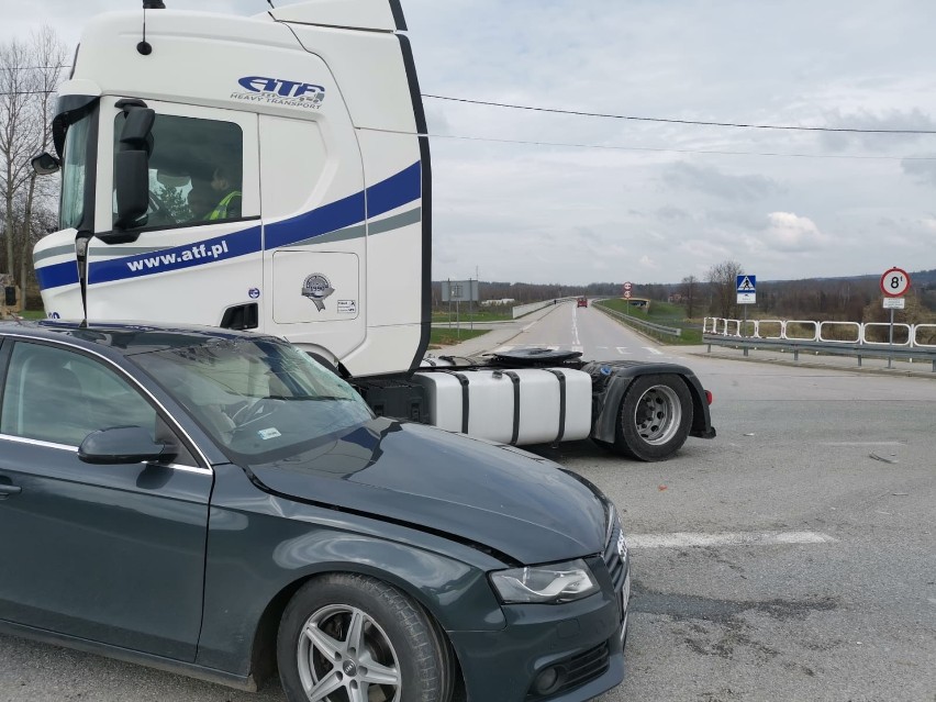 Zderzenie samochodu osobowego z ciężarówką w Kajetanowie. Jedna osoba ranna