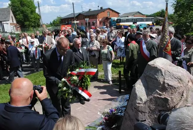 Wieńce i kwiaty złożyło wiele delegacji, a m.in. przewodników PTTK z Gdańska