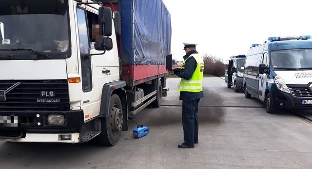 Ponad 30-letni samochód ciężarowy wycofany z ruchu przez patrol mazowieckiej Inspekcji Transportu Drogowego.