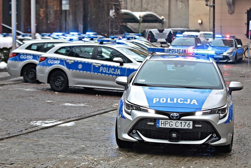 Kraków. Kibol jadąc bez uprawnień do prowadzenia auta zabił człowieka i uciekł. W czasie zatrzymania staranował radiowóz