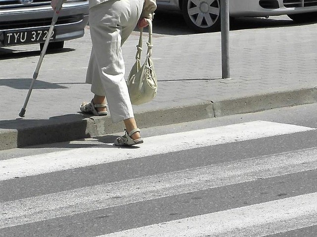 Już nie tylko starsi ludzie, chodzący o laskach nie czuja się na przejściach dla pieszych bezpiecznie. Także młodzież, i to w asyście strażników