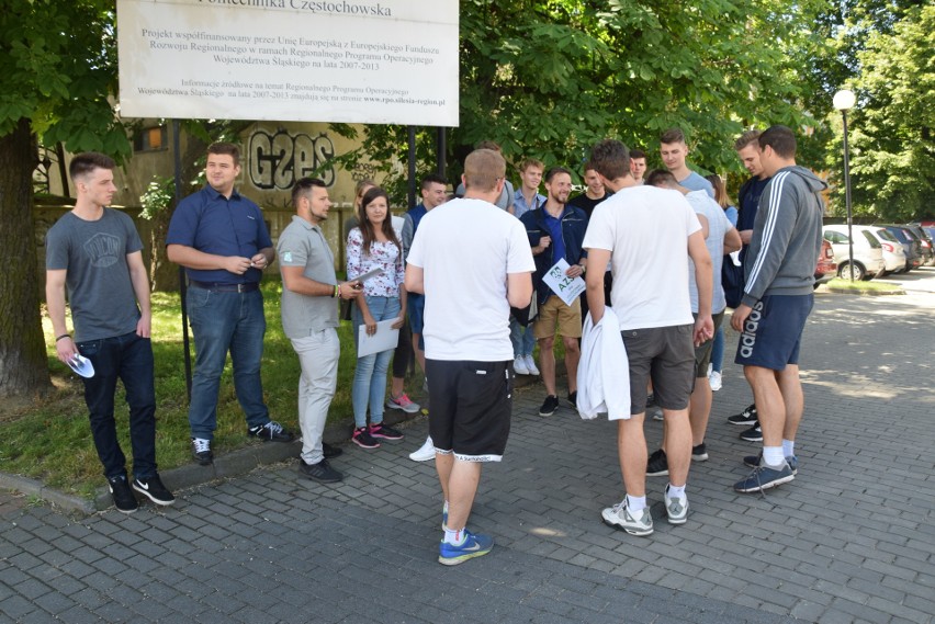 Kilkudziesięciu studentów Politechniki Częstochowskiej...