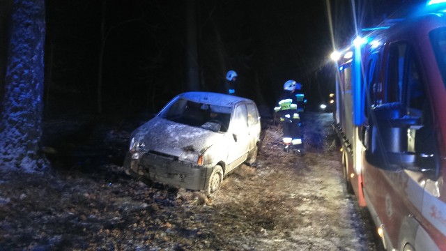 W poniedziałek w nocy koło Barwic doszło do wypadku. Kierujący fiatem cinquecento zjechał z drogi i uderzył w drzewo. Kiedy na miejsce przybyły służby okazało się, że kierowca uciekł z miejsca zdarzenia. Zobacz także: Wypadek na drodze Koszalin - Kołobrzeg koło Mścic