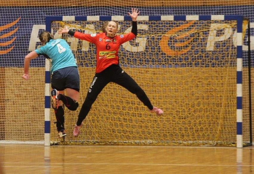 Wysoka wygrana piłkarek ręcznych Korony Handball Kielce. Bramkarka Kościerzyny trzy razy znokautowana [ZDJĘCIA, VIDEO]