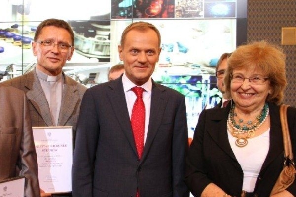 Ks. prof. Stanisław Rabiej (pierwszy z lewej): - Dzięki nagrodzie będziemy mogli rozwijać nowe, śmiałe projekty naukowe.