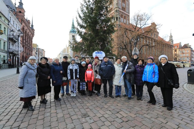 Jak co roku Czytelnicy "Nowości" mieli okazję do zdjęć pod choinką na Rynku Staromiejskim w Toruniu. Codziennie przez dwa tygodnie nasi fotoreporterzy uwieczniali torunian pod świątecznym drzewkiem. Następna okazja do zdjęć pod choinką "Nowości" dopiero w grudniu.Basen przy św. Józefa otwarty po remoncie