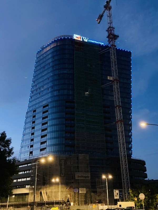 Hanza Tower świeci na niebiesko. Wkrótce również w innych kolorach. Zobacz zdjęcia