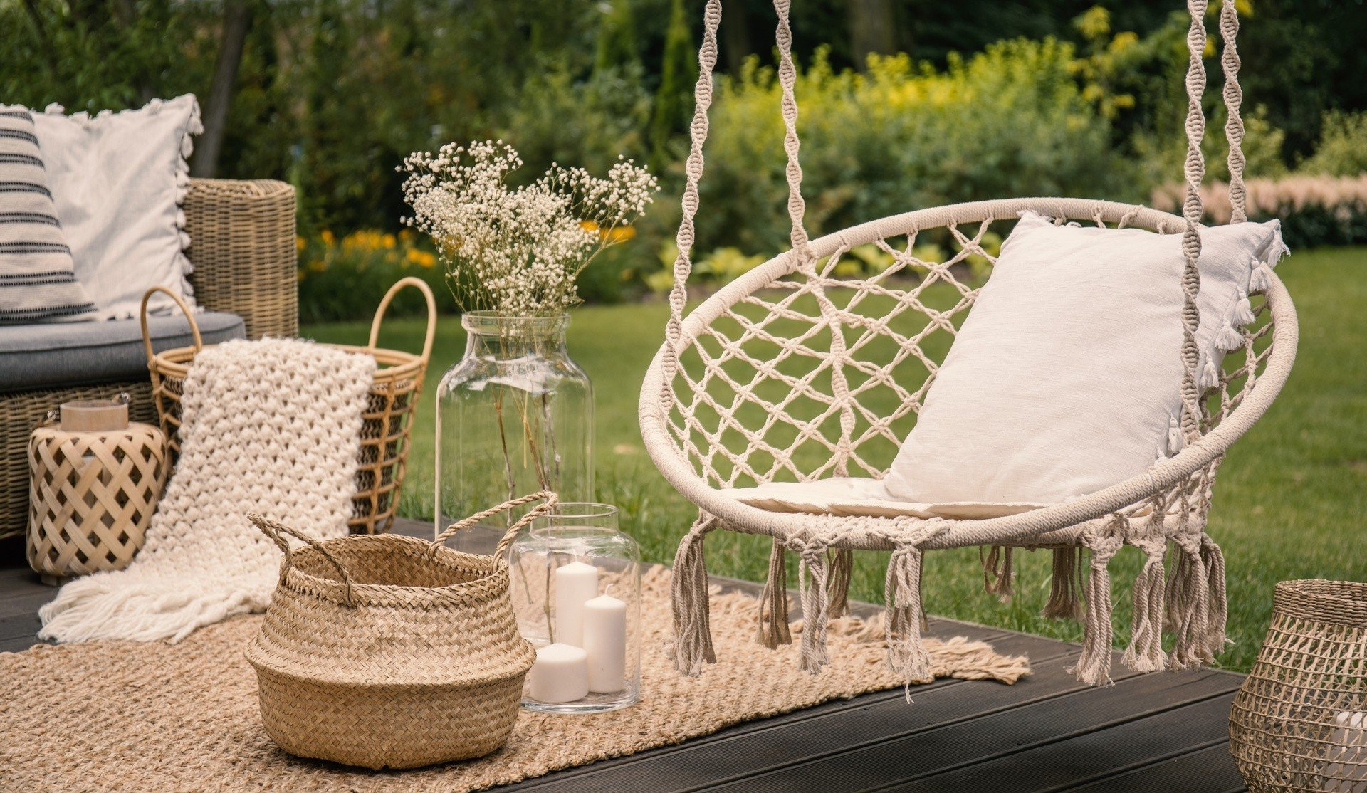 Wiszący fotel ogrodowy – jaki kupić? Zobacz, co jest modne na wiosnę i lato  2023. Wybierz idealny fotel podwieszany na taras i balkon | RegioDom