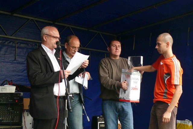 Losowanie nagród w loterii „Solidarności” na jednym z poprzednich festynów, na rocznicę powstania „Solidarności”