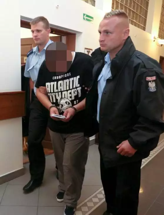 Marcin B. we wrześniu doprowadzany na posiedzenie aresztowe w Sądzie Rejonowym w Słupsku. Na sali płakał.