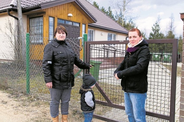 Magdalena Horosz (z lewej) z Beatą Suchocką w piątek o godz. 15 próbowały dostać  się do świetlicy. Ale ta była zamknięta.