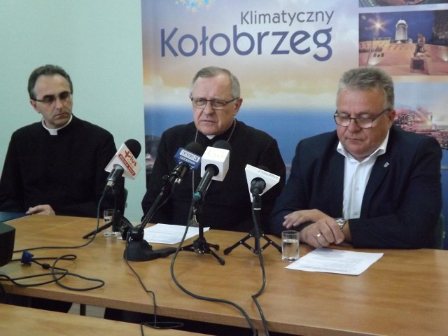 Bp Edward Dajczak (w środku) przypomniał, że Kołobrzeg to kolebka chrześcijaństwa na Pomorzu. Na zdjęciu także: probszcz bazyliki ks. Jerzy Chęciński i prezydent miasta Janusz Gromek