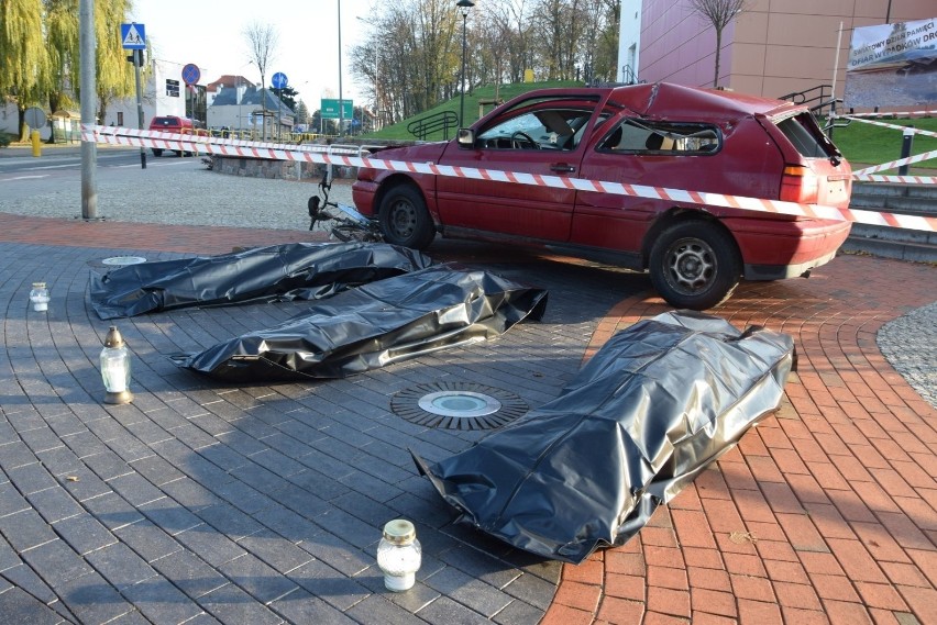 Szokująca instalacja w Chojnicach. Tak chcą podjąć temat bezpieczeństwa na drogach! Dziś Światowy Dzień Pamięci Ofiar Wypadków Drogowych