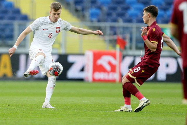 Łukasz Bejger (biały strój) rozegrał pełne 90 minut w spotkaniu kadry U-21 z Bułgarią