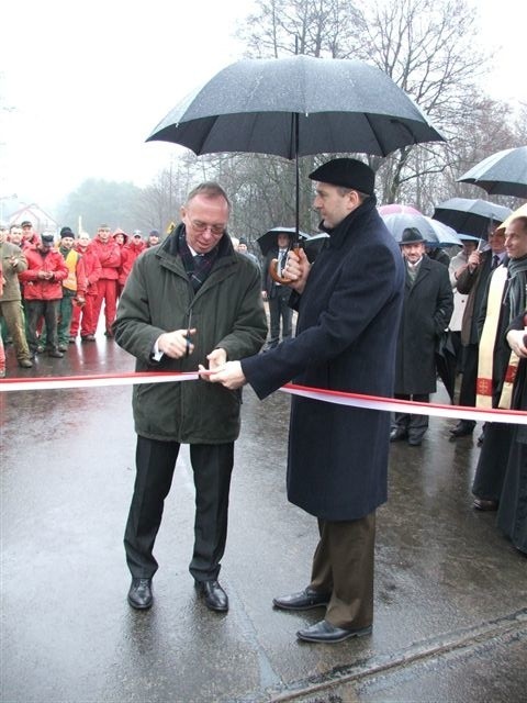 Przecinanie wstęgi na moście w Przystani