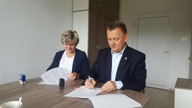 Umowę na realizację projektu pod nazwą "Wyjazd przyrodniczo-krajoznawczy uczniów szkół podstawowych z terenu Gminy Chęciny" podpisano 23 sierpnia. Swoim podpisem sygnował ją Burmistrz, Robert Jaworski wraz ze Skarbnik Gminy, Jadwigą Sinkiewicz.