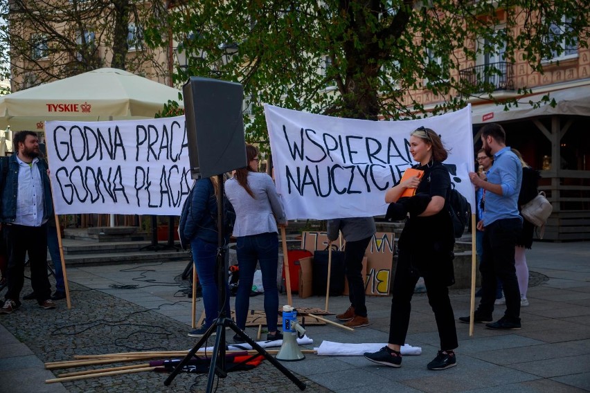 Białystok. Manifestacja poparcia dla strajkujących nauczycieli. Wiec poparcia na Rynku Kościuszki zgromadził setki osób  [ZDJĘCIA, WIDEO]