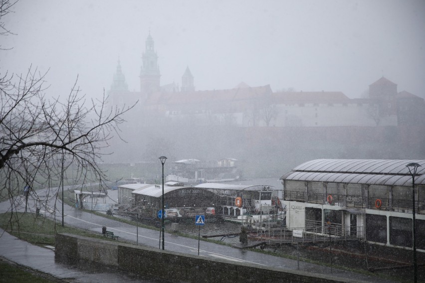 Kraków. Wielka wiosenna śnieżyca nawiedziła miasto. Wiadomo! Kwiecień plecień, bo przeplata... [zdjęcia]