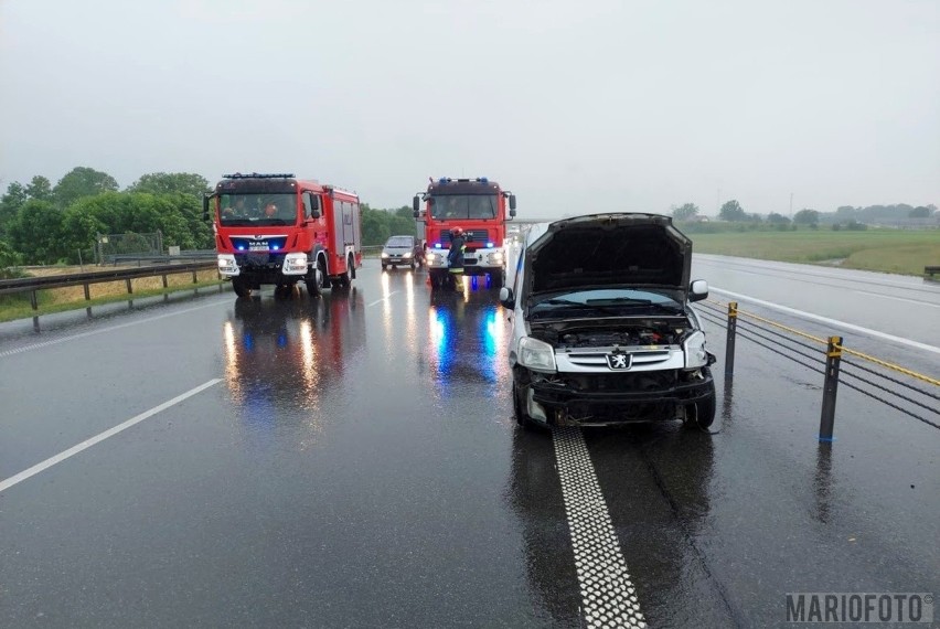 Wypadek na autostradzie A4. Peugeot uderzył w bariery i się...