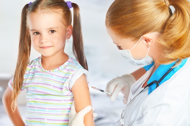 Dawka przypominająca dla dzieci w wieku 5-11 lat podawana jest po ukończeniu schematu podstawowego szczepienia przeciwko koronawirusowi.