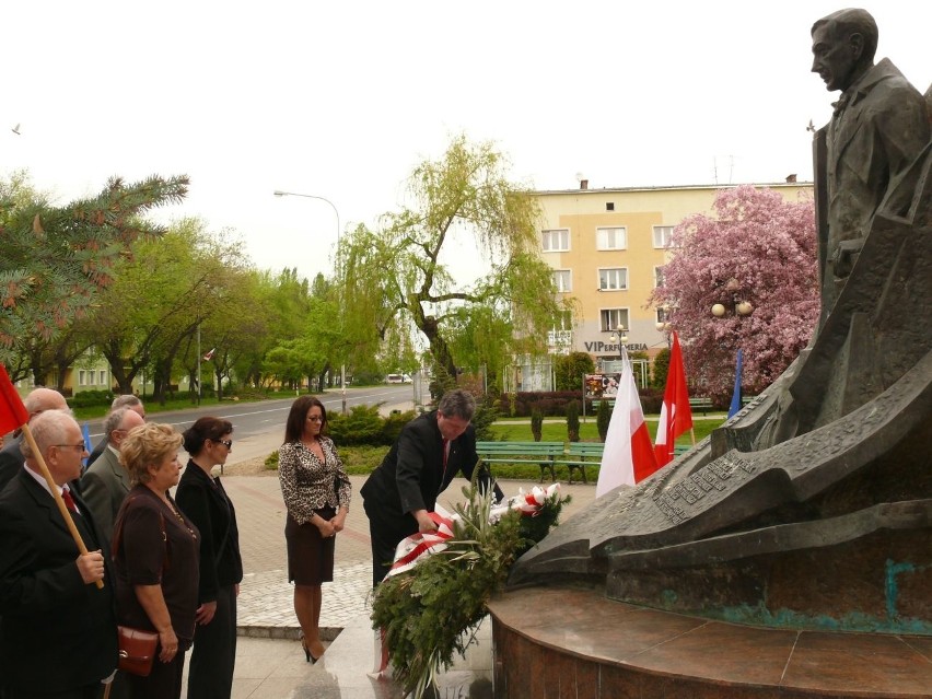 Członkowie lewicy składają wieniec pod pomnikiem Eugeniusza...