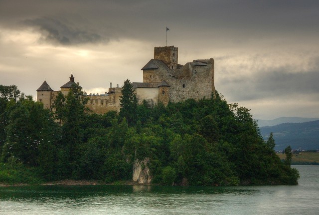 Zamek Dunajec – średniowieczna warownia znajdująca się na prawym brzegu Zbiornika Czorsztyńskiego we wsi Niedzica-Zamek, na obszarze Polskiego Spisza lub Zamagurza (Pieniny Spiskie). Zamek ten został wzniesiony najprawdopodobniej w początkach XIV wieku przez Kokosza Berzeviczego, prawdopodobnie na miejscu wcześniejszej budowli obronnej. W okresie średniowiecza i później na uposażenie właścicieli zamku składały się dobra wchodzące w skład Zamagurza.19 zł od osoby za bilet zwykły – wystawa „wozownia” w cenie biletu do zamku14 zł od osoby za bilet ulgowy- wystawa „wozownia” w cenie biletu do zamku (dzieci, młodzież oraz opiekunowie, studenci, emeryci i renciści)5 zł od osoby za bilet, który umożliwia zwiedzanie spichlerza (wystawy Sztuki Ludowej Spiszu) czynnego tylko w okresie letnim (od 1 maja do końca września). W Spichlerzu oprowadza nas przewodnik, który nie pobiera dodatkowej opłaty – czas zwiedzania ok. 15 min.W okresie 01 maja – 30 września muzeum jest otwarte w godzinach 09:00 – 19:00, kasa czynna do 18:30