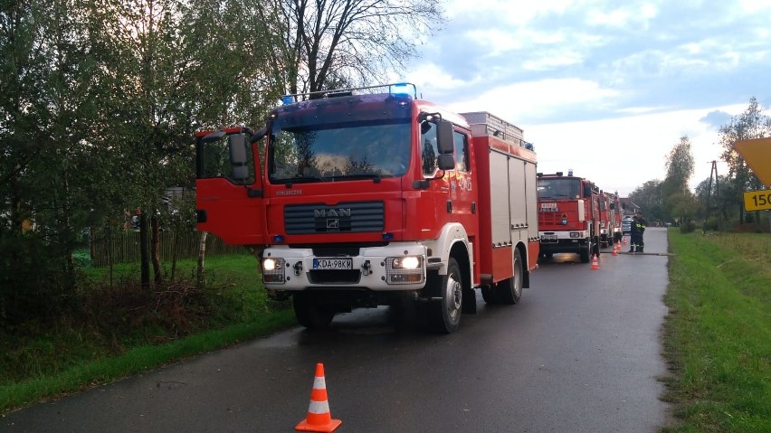 Burza szalała na Powiślu dąbrowskim. Prawdopodobnie od pioruna spłonęła drewutnia [ZDJĘCIA]