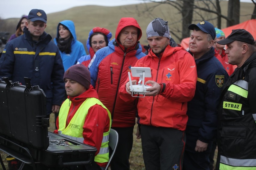 W Stężnicy koło Baligrodu odbyły się ćwiczenia pokazowe kończące szkolenie z zakresu akcji poszukiwawczych w górach [ZDJĘCIA]