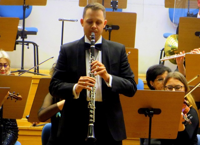 Solista - Krzysztof Grzybowski wykonywał ten koncert na rzadko dziś już używanym klarnecie basetowym, dość popularnym w epoce Mozarta.