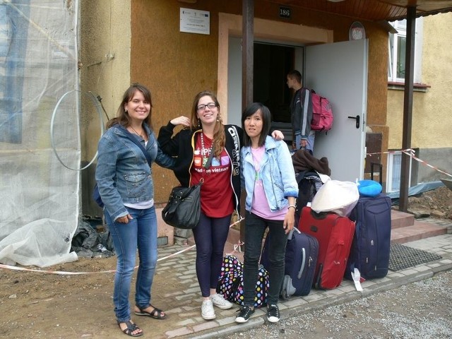 W poniedziałek przed południem wolontariuszki zameldowały się w Domu Dziecka w Skopaniu. Od lewej Yulia z Ukrainy, Marcela z Mexico i Noelle z Wietnamu.