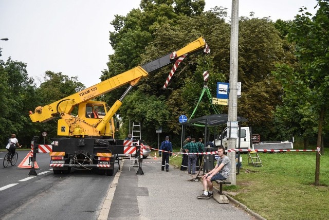 Remont PST: Na Armii Poznań pojawiła się wiata