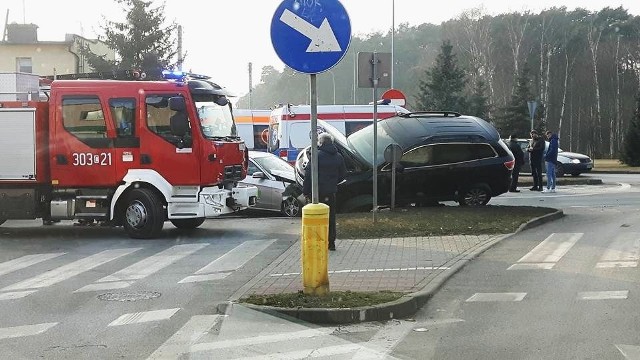 Uwaga! Przy ul. Nad Torem na wysokości ul. Chmurnej ruch odbywa się już bez zakłóceń.Do wypadku doszło około godz. 14.20. Początkowo policjanci informowali, że przy skrzyżowaniu ul. Chmurnej i Nad Torem dachowała taksówka marki mercedes.Później nie było już mowy o dachowaniu, a o zderzeniu. Kobieta kierująca osobową mazdą, jadąca z ul. Chmurnej w kierunku Nad Torem nie ustąpiła pierwszeństwa kierującemu taksówką. Doszło do potężnej stłuczki. Kierująca mazdą była trzeźwa.- Dwie osoby były zakleszczone w taksówce - mówiła st. asp. Lidia Kowalska z zespołu prasowego Komendy Wojewódzkiej Policji w Bydgoszczy. - Zostały wyciągnięte i trafiły do szpitala. Utrudnienia w ruchu w tamtej okolicy już się skończyły.CoolTour - Ogólnopolski Magazyn Kulturalny.