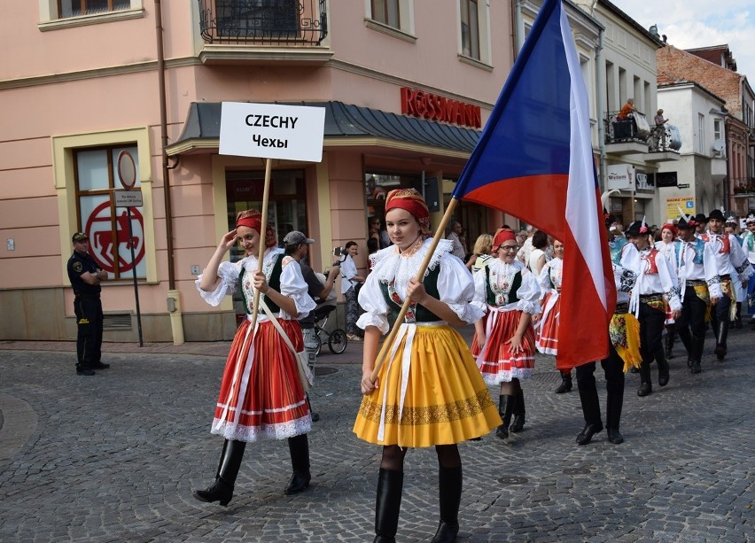 Gorlice. Festiwal Świat pod Kyczerą. Przez miejski deptak przeszedł barwny korowód artystów z różnych stron świata