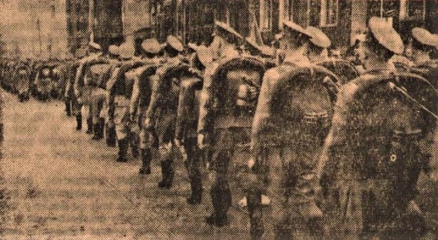 Parada wracających z ćwiczeń żołnierzy na ulicach...