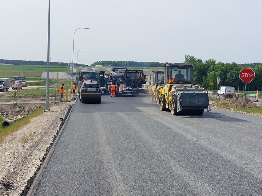 Budowa S7 na północ od Krakowa. Układają asfalt na odcinku Moczydło-Miechów