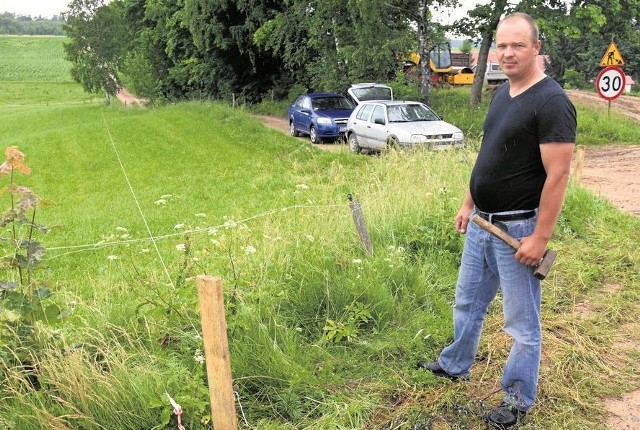 Sznurkiem radnym Szeraszewicz zaznaczył miejsce, gdzie żwirówka powinna przebiegać. Przebiega natomiast kilka metrów dalej, tam, gdzie stoją samochody. A to grunt prywatny