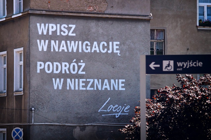 Nowy mural przy ul. Kolumba w Szczecinie. Zobaczysz go ruszając w podróż pociągiem [ZDJĘCIA]