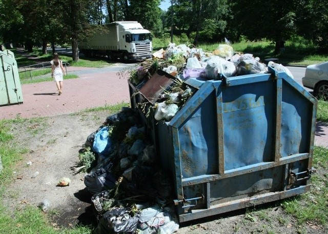 - Z kontenera przy cmentarzu Starym w Kielcach wciąż wysypują się śmieci albo trzeba je kłaść obok - alarmują czytelnicy.