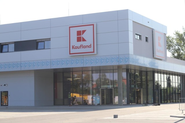 Budowa marketu Kaufland w Brynowie w Katowicach. Zdjęcia z 15.09 2020.  Pierwszy w Katowicach Kaufland powstaje przy ul. Brynowskiej. To w sumie niewielkie centrum handlowe, z pasażem. Otwarcie sklepu zaplanowano na III kwartał 2020 r., czyli tuż-tuż. Kaufland to sieć marketów należących do niemieckiej grupy Schwarz, do której należy także sieć dyskontów Lidl. Zobacz kolejne zdjęcia. Przesuwaj zdjęcia w prawo - naciśnij strzałkę lub przycisk NASTĘPNE