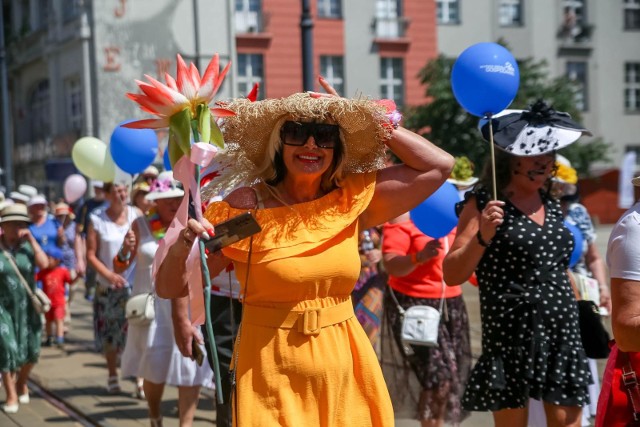 W Bydgoszczy rozpoczęła się Seniorada. Tradycyjnie w ramach wydarzenia odbył się Przemarsz Kapeluszowy. Barwny pochód maszerujących, wystrojonych w fantazyjne kapelusze, przeszedł ulicami miasta, w ten sposób rozpoczynając tydzień wspólnej, międzypokoleniowej zabawy.