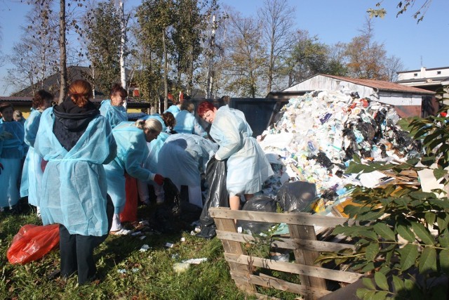 28 i 29 października ubiegłego roku pielęgniarki musiały… segregować śmieci z kontenerów ustawionych na terenie szpitala w Zawierciu.
