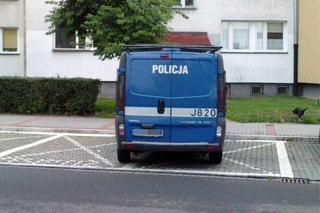 Policja twierdzi, że w tym przypadku funkcjonariusz miał prawo postawić radiowóz na zakazie.