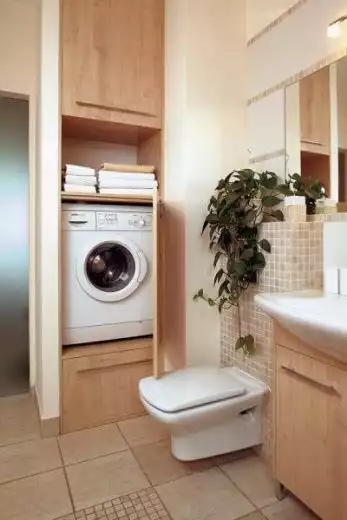 Jeżeli w łazience jest dosyć miejsca na pralkę i suszarkę, można je zabudować we wnęce.
