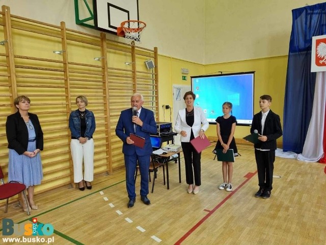Rozpoczęcie roku szkolnego 2023/2024 w Dobrowodzie. Uczniów odwiedził burmistrz Waldemar Sikora.