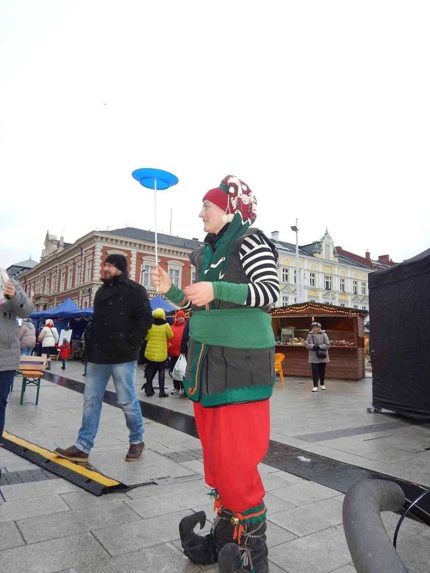 Świnoujście. Z bryły lodu powstał renifer z saniami [ZDJĘCIA, WIDEO] 