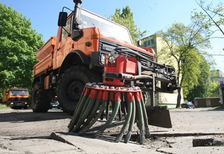 Pojazd o nazwie unimog powstaje w fabryce Mercedesa