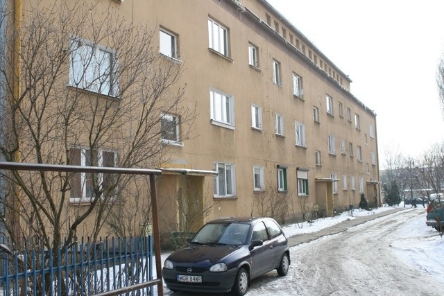 44-letni mężczyzna wynajmował jedno z mieszkań w tym bloku przy ulicy Moniuszki 16.