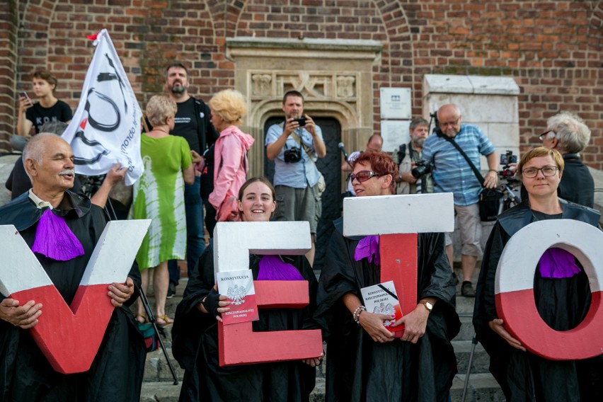 Kraków. Manifestacja KOD na Rynku Głównym w obronie...