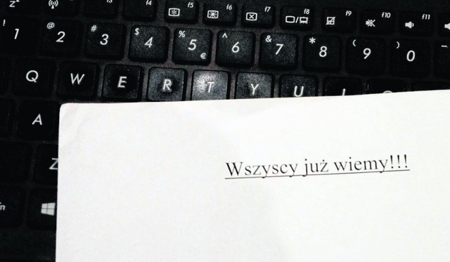 Jedna z wyrzuconych z urzędu pracownic znalazła na biurku kartkę z napisem „Wszyscy już wiemy!”, a pod nią zapis jej prywatnych rozmów.