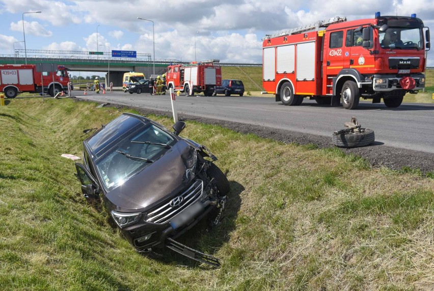 Wypadek pod Giełdą Wschód w Skołoszowie. Do szpitala zabrano kierującą hyundaiem [ZDJĘCIA]